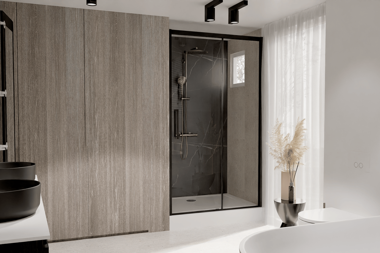 Elegante begehbare Dusche in einem x²o Bad mit dunklen Marmoroptik-Wänden und einer Glasduschwand mit schwarzem Rahmen. Links Holzwandpaneele, rechts eine weiße Badewanne und ein schwarzer Tisch mit einer hohen Vase und Ziergras. Tageslicht fällt durch ein Fenster mit transparentem Vorhang.